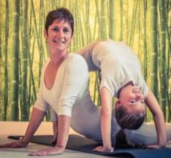 Séance de yoga famille et parents/bébés à Prana yoga de Caen